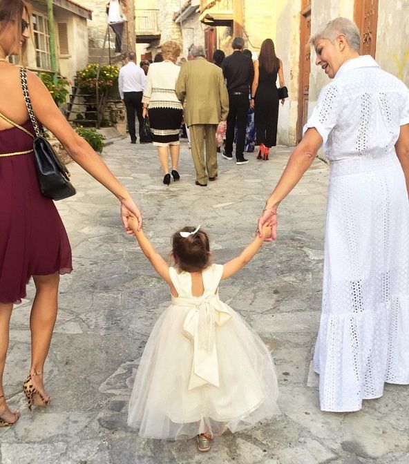 Δείτε εικόνες: Η Κωνσταντίνα Ευριπίδου με την μικρή Αριάδνη και τη μαμά της πάνε να παντρέψουν την κολλητή της φίλη!